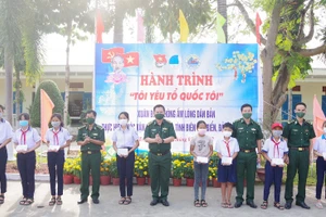 Lãnh đạo bộ đội Biên phòng Sóc Trăng trao học bổng “Nâng bước em tới trường” cho các em học sinh nghèo.