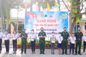 Lãnh đạo bộ đội Biên phòng Sóc Trăng trao học bổng “Nâng bước em tới trường” cho các em học sinh nghèo.
