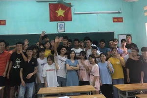 Cô Bùi Thị Tuyết Nhung (đứng giữa) Trường THPT số 1 Văn Bàn, (Lào Cai) luôn tràn đầy cảm xúc khi giảng dạy những tác phẩm liên quan tới Bác. Ảnh: NVCC