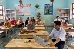 Giáo viên tiểu học tại Nam Trà My tập huấn sử dụng sách giáo khoa lớp 3 theo hình thức trực tuyến. 