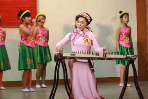 Cô Lê Thị Hồng An tham gia hội thi giáo viên tài năng duyên dáng. Ảnh: NVCC