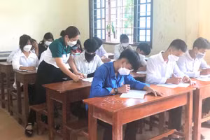 Giáo viên Trường THPT A Túc (huyện Hướng Hóa) ôn tập kiến thức cho học sinh. 