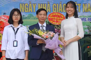 Thầy Nguyễn Duy Bỉnh nhận hoa chúc mừng nhân Ngày Nhà giáo Việt Nam.