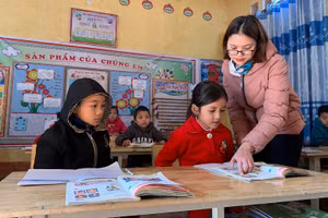 Tiết học Tiếng Anh của cô trò Trường PTDTBT Hoàng Thu Phố (Bắc Hà, Lào Cai). Ảnh: TG