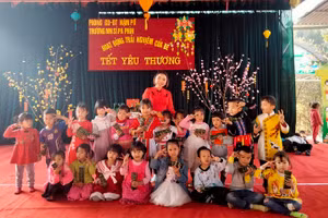Học sinh Trường Mầm non Si Pa Phìn (huyện Nậm Pồ) háo hức cùng góc trải nghiệm Tết.