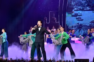 Chương trình nghệ thuật “Vinh quang Tổ quốc Việt Nam” có sự tham gia của nhiều nghệ sĩ nổi tiếng.