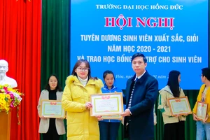 Với những nỗ lực, Thoa vinh dự nhận danh hiệu sinh viên xuất sắc, năm học 2020 – 2021 của Trường Đại học Hồng Đức.