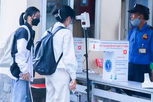 Máy đo nhiệt độ và thiết bị khử khuẩn được đặt trước cổng Trường Đại học Luật TP Hồ Chí Minh luôn sẵn sàng kiểm tra, bảo vệ sức khỏe sinh viên. Ảnh: NTCC