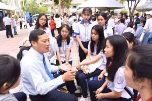 Giáo viên tư vấn cho học sinh cuối cấp về lựa chọn môn thi.