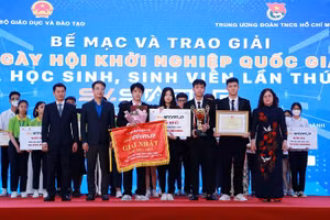 Thứ trưởng Ngô Thị Minh, Bí thư T.Ư Đoàn TNCS Hồ Chí Minh Nguyễn Tường Lân và Phó Chủ tịch UBND tỉnh Vĩnh Phúc Nguyễn Văn Khước (ngoài cùng bìa trái) trao giải Nhất cho đội thi Trường THPT Trần Phú.