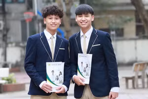 Phạm Nguyễn Quang Huy (phải) và Phạm Nguyễn Gia Bảo (trái), hai anh em ruột cùng đoạt giải Nhất cuộc thi khoa học kỹ thuật cấp quốc gia.
