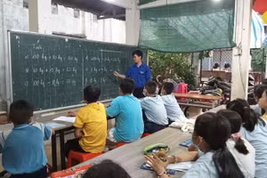 Chiều tối thứ 3 hàng tuần, thầy Cầm đều sắp xếp công việc tham gia giảng dạy tại lớp học tình thương.