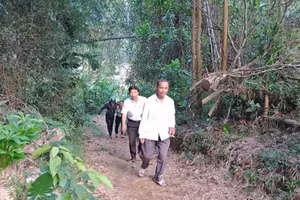 Thầy Tấn (thứ 2, từ phải sang) cùng các giáo viên đến nhà học sinh.