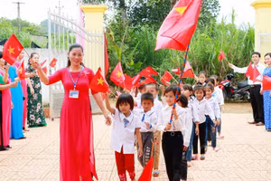 Lễ khai giảng năm học mới đầu tiên của học sinh Đan Lai tại nơi tái định cư Kẻ Tắt – Pá Hạ (Trường Tiểu học Thạch Ngàn 2, Con Cuông, Nghệ An).
