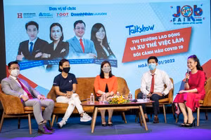 Các chuyên gia và doanh nghiệp chia sẻ với sinh viên về nhu cầu của thị trường nhân lực thời hậu Covid-19.