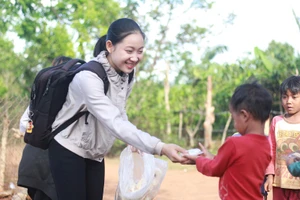 Nữ sinh Thùy Trang trên hành trình làm thiện nguyện của mình.