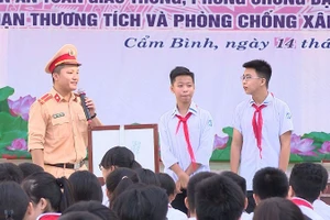 Học sinh THCS Chu Văn An, TP Cẩm Phả, tỉnh Quảng Ninh tìm hiểu về Luật Giao thông đường bộ, đường sắt.