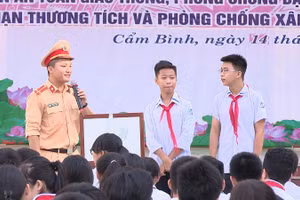 Học sinh THCS Chu Văn An, TP Cẩm Phả, tỉnh Quảng Ninh tìm hiểu về Luật Giao thông đường bộ, đường sắt.