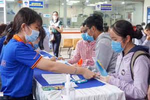 Thí sinh đăng ký nộp hồ sơ bằng học bạ tại Trường ĐH Nguyễn Tất Thành. Ảnh: TG