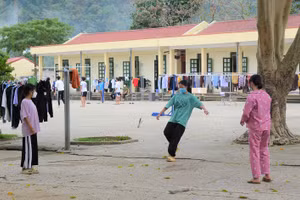 Học sinh là F0 Trường THPT Búng Lao luyện tập những môn thể thao phù hợp để tăng cường sức khỏe bên trong khu cách ly, điều trị.