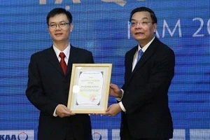 PGS.TS Phạm Văn Hùng (trái) nhận giải thưởng Tạ Quang Bửu năm 2018.