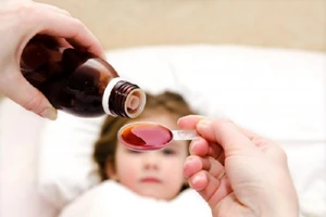 Cha mẹ cần có kiến thức để giúp con uống thuốc dễ dàng hơn, tránh nôn trớ. Ảnh minh họa.