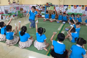 Giờ học của trẻ tại Trường MN Yên Ninh, TP Yên Bái, tỉnh Yên Bái. Ảnh: TG