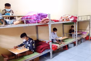 Học sinh ăn ở tập trung, nội bất xuất, ngoại bất nhập để phòng dịch.