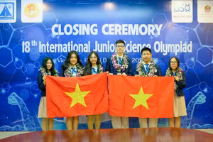 Lã Châu Giang (thứ 3 từ trái sang) cùng các bạn trong đội tuyển IJSO 2021.