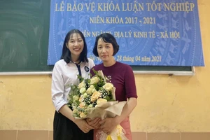 Thủ khoa Trần Thị Huyền Trang (bên trái) và TS Vũ Thị Mai Hương.