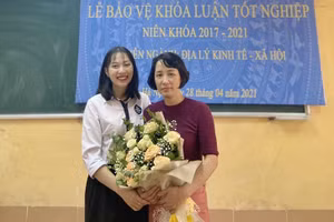 Thủ khoa Trần Thị Huyền Trang (bên trái) và TS Vũ Thị Mai Hương.