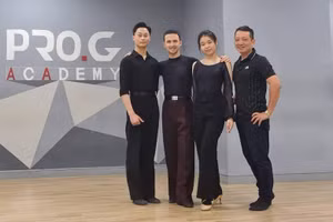 Thầy Chu Tân Đức - huấn luyện viên trực tiếp của Quỳnh Phương (bìa phải) đánh giá cao khả năng, tố chất và sự chăm chỉ của cô học trò nhỏ này. Ảnh: TG.
