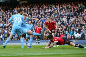 Man Utd (áo sẫm) thua 1-4 trước Man City trong trận derby ngày 6/3. 