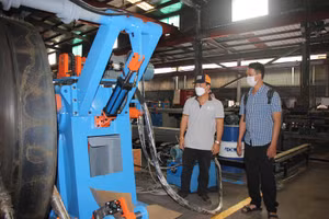 Quyết định học nghề sau khi tốt nghiệp THCS, hơn 20 năm không ngừng nỗ lực học tập anh Trung (bên trái) đã lấy bằng thạc sĩ.