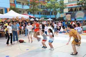Học sinh Trường Tiểu học Đoàn Thị Điểm hào hứng tham gia chương trình trong Ngày hội Từ thiện Trung thu. Ảnh: NTCC