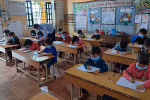Học sinh lớp 1 Trường PTDTBT Tiểu học Hoàng Thu Phố (Bắc Hà, Lào Cai) trong tiết học. Ảnh: NTCC