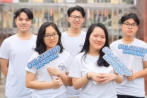 Nhóm học sinh Trường THPT Nguyễn Huệ, tỉnh Nam Định: Tuấn Đạt, Tuấn Anh, Quốc Khánh, Hà Thu, Hải Yến.