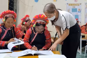 Niềm vui của học viên là khi tự tay viết và đọc được tên của mình.