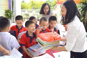Học sinh Thủ đô quyên góp sách giáo khoa tặng bạn vùng cao tại Trường Tiểu học Nấm Dẩn - xã Nấm Dẩn (huyện Xín Mần, Hà Giang). Ảnh minh họa