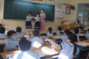 Trong tuần đầu tiên trở lại học trực tiếp giáo viên Trường Tiểu học Phú Thọ sẽ khảo sát để nắm rõ năng lực của từng em sau quá trình học trực tuyến.