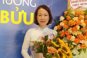 PGS.TS Nguyễn Thị Lệ Thu nhận giải thưởng Tạ Quang Bửu năm 2022.