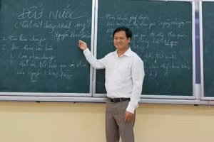 Nhà giáo Trần Văn Toản trên bục giảng.