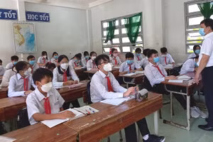 Ông Lê Quang Trí, Giám đốc Sở GD&ĐT Tiền Giang thăm lớp học.