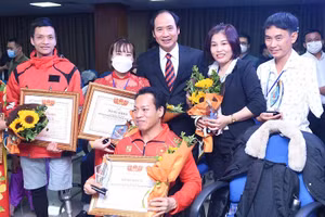 Anh Lê Văn Sơn (áo trắng bên phải) vinh dự được vinh danh trong chương trình “Tỏa sáng nghị lực Việt năm 2021”.