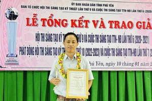 Thầy Lê Văn Trung – giáo viên Trường Tiểu học và THCS xã Xuân Thọ 2, TX Sông Cầu, tỉnh Phú Yên nhận giải sáng chế.