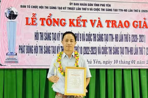 Thầy Lê Văn Trung – giáo viên Trường Tiểu học và THCS xã Xuân Thọ 2, TX Sông Cầu, tỉnh Phú Yên nhận giải sáng chế.