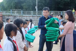 Nhà báo Triệu Ngọc Lâm, Tổng Biên tập Báo GD&TĐ trao tặng áo ấm cho học sinh Trường PTDTBT-THCS Tam Chung (Mường Lát, Thanh Hóa).