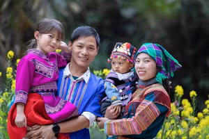 Vàng Seo Chô bên gia đình. Ảnh: NVCC - Đức Trí