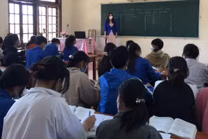 70% học sinh khối 12 Trường THPT A Túc (Hướng Hóa, Quảng Trị) sẽ đăng ký trực tuyến tại trường. Ảnh: NTCC