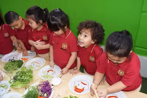 Học sinh được học làm đầu bếp.